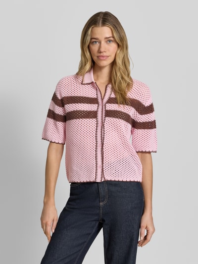 Modelka kobieca nosi Cardigan mit Polokragen und 1/2-Arm od Jake*s Casual, różowy z brązowymi paskami, bawełna, prosty krój, widok całej sylwetki z przodu