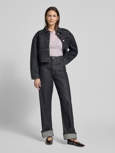Kobiece model prezentuje Langarmshirt mit Polokragen Modell 'VERAN' od Copenhagen Muse, krój slim fit, różowe paski, przód, widok całej sylwetki.