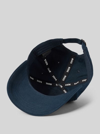 Produktfoto, granatowa czapka z daszkiem Basecap aus reiner Baumwolle Modell 'ZED-BOSS-ME' von BOSS z aplikacją z metką, zapięcie na patkę, wykończenie materiału – drobno tkana faktura, czysta bawełna.