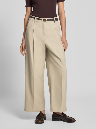 Kobiece modelka nosi Wide Fit Hose mit integriertem Gürtel od Jake*s Collection, mieszanka bawełny, krój wide fit, zakładki w pasie, pasek, zapięcie na guzik i zamek błyskawiczny, szerokość w rozmiarze 36: 36 cm, długość wewnętrzna nogawki w rozmiarze 36: 71 cm, jasnobeżowe, gładka faktura, pełny widok z przodu.
