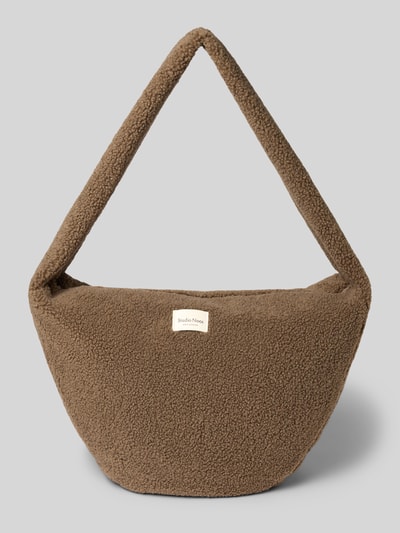 Produktfoto, Shoulder Bag aus Teddyfell von Studio Noos in Braun, grobe Textur, Reißverschluss, Logo-Detail, breite Form, neutraler Hintergrund