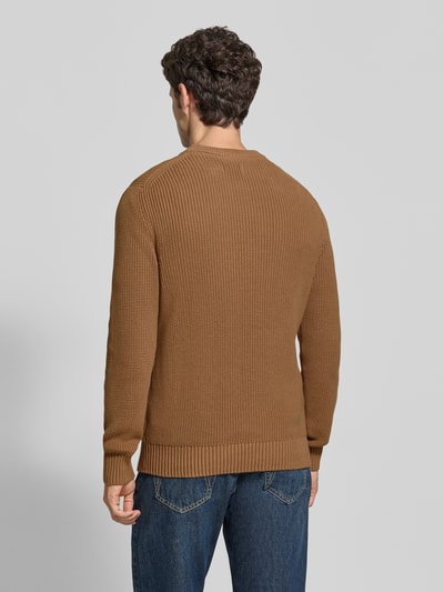 Männermodel trägt Regular Fit Strickpullover aus reiner Baumwolle von MCNEAL, braun, strukturierte Oberfläche, Ganzkörperansicht Rückansicht.