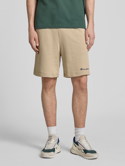 Mannenmodel draagt Shorts met elastische tailleband en label-stitching van CHAMPION, regular fit, katoenmix, voorkant volledige lengte