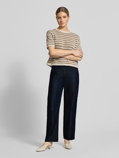 Vrouwenmodel draagt Hose mit Gesäßtasche van ARMANI EXCHANGE, relaxed fit, katoen, donkere kleur, steekzakken, achterzak, frontaal volledig lichaamsbeeld.