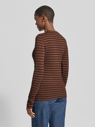 Vrouwenmodel draagt regular fit shirt met lange mouwen van puur katoen, bruin gestreept, Dames Langarmshirt van Marc O'Polo, volledig achteraanzicht