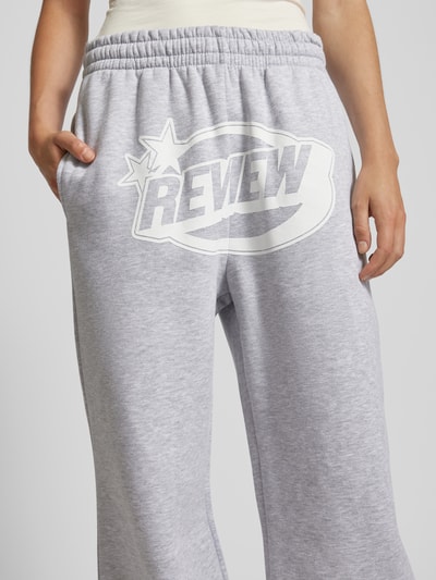 Review Regular fit sweatpants met labelprint Lichtgrijs gemêleerd - 3