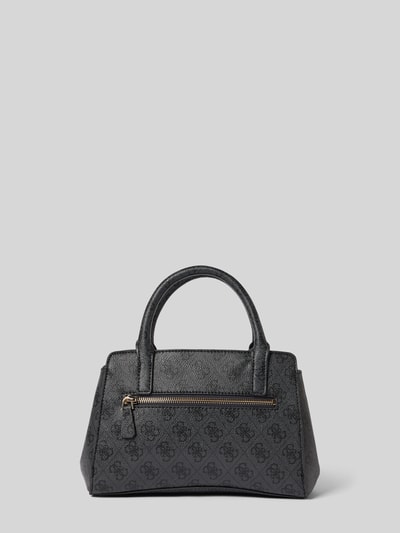 Produktfoto, Handtasche mit Logo-Muster Modell 'LEONA' von Guess, czarny kolor, faktura skóry, label, szerokość w rozmiarze 26 cm, długość 17 cm, głębokość 11 cm, pasek na ramię 120 cm, główna komora na zamek