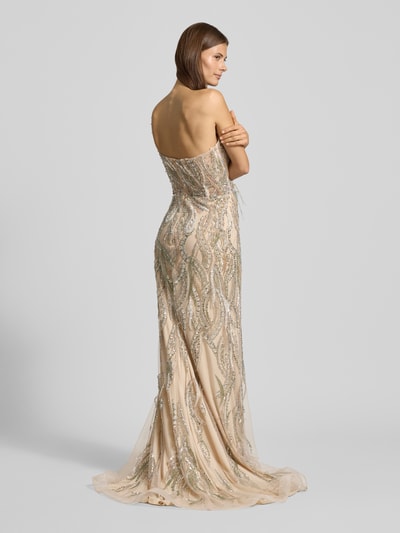 Kobiece modelka nosi Sukienka wieczorowa z one-shoulder-träger i piórami od Luxuar, dopasowany krój, maxi, cekiny, perły, beż i srebro, widok całej sylwetki z tyłu. Długość tyłu 35 cm, szerokość klatki 40 cm dla rozmiaru 36.