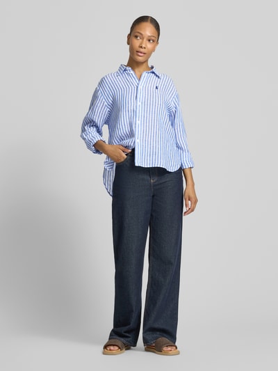 Frauenmodel trägt Boxy Fit Leinenbluse mit Allover-Muster von Polo Ralph Lauren, gestreift, langarm, Logo-Stitching, Ganzkörperansicht von vorne.