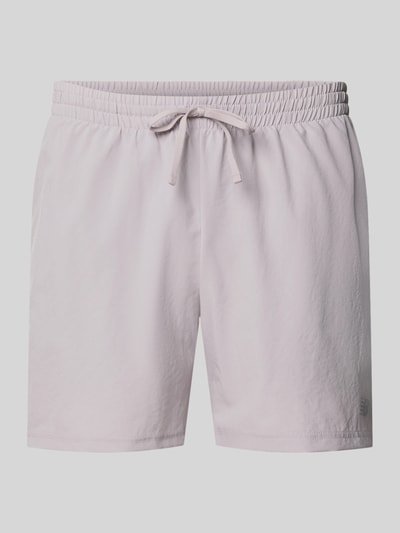 Produktfoto, Shorts mit elastischem Bund und Logo von New Balance in hellem Beige, mit Tunnelzug, Regular Fit, einfarbig glatt, Bundweite 39 cm, Innenbeinlänge 12 cm.