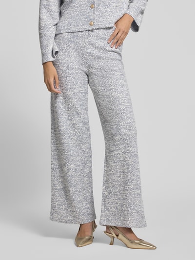 Vrouwenmodel draagt Hose in Bouclé-Optik mit elastischem Bund van Christian Berg Woman, katoenmix, wide fit, bouclé-look, binnenbeenlengte 75 cm, bandwijdte maat S 38 cm, kleur lichtgrijs-wit gemêleerd, gestructureerde textuur, detailopname onderlichaam.