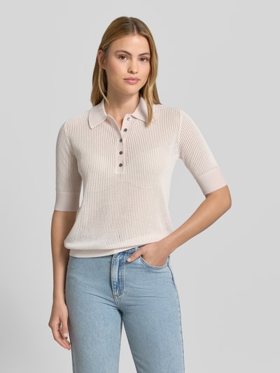 Frauenmodel trägt Lochstrick-Poloshirt - curated by Mary Braun von Style Icon Collection in Beige mit Strick-Optik, Slim-Fit, semitransparent, Polokragen und kurzärmelig, Rückenlänge 57 cm, Ärmellänge 27 cm, Ganzkörperansicht von vorne.