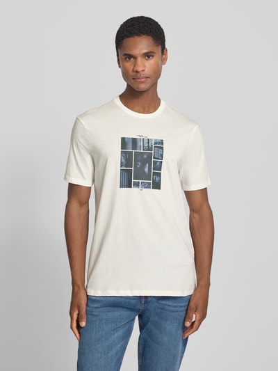Männermodel trägt Slim Fit T-Shirt mit Motiv-Print von Armani Exchange in Offwhite, Reine Baumwolle, Rundhalsausschnitt. Ganzkörperansicht von vorne. Herren T-Shirt, Rückenlänge bei Größe M: 70 cm.
