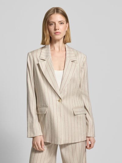 Frauenmodel trägt Blazer aus Leinen-Mix mit Pattentaschen Modell 'Nancy Miriam' von MOS MOSH, helle Streifen, Ganzkörperansicht von vorne, Straight Fit, Reverskragen, Knopfverschluss, Leinen-Mix mit Viskose-Anteil, Rückenlänge bei Größe 36: 70 cm, Brustweite 52 cm, Ärmellänge 62 cm.