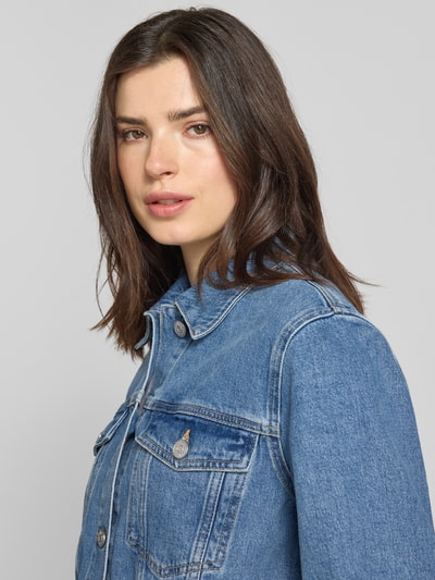 Frauenmodel trägt Relaxed Fit Jeansjacke aus Baumwoll-Mix Modell 'CENA-KORI LIG B' von Selected Femme, efekt: jednolity kolor, wykładany kołnierz, listwa guzikowa, pas na plecach, szwy, nity, długi rękaw, mankiet, wpuszczane kieszenie boczne, kieszenie na piersi, wykończenie materiału: denim, mieszanka bawełny; zbliżenie górnej części ciała