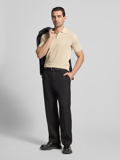 Männermodel trägt Regular Fit Poloshirt aus reiner Baumwolle von Marc O'Polo, Optik: Unifarben, Logo-Stitching, Strick, Ganzkörperansicht von vorne.
