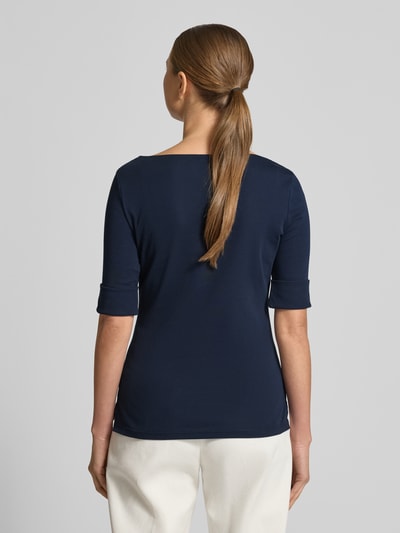 Frauenmodel trägt T-Shirt mit U-Boot-Ausschnitt Modell 'JUDY' von Lauren Ralph Lauren, dunkelblau, Slim-Fit, Baumwoll-Elasthan-Mix, Rückenlänge 58 cm, Ganzkörperansicht Rückansicht.