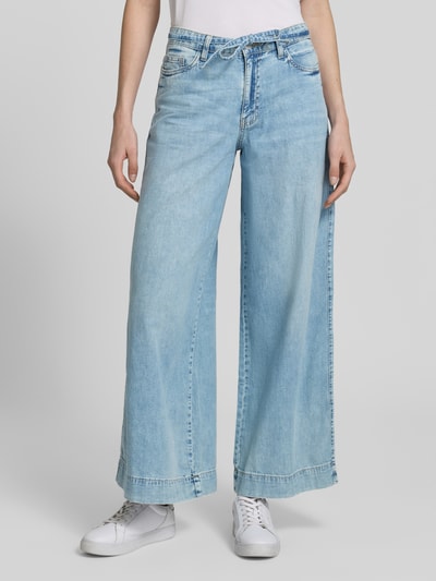 Kobieta modelka nosi Regular Fit Wide Leg Jeans aus reiner Baumwolle Modell 'AISA' od Vero Moda, stylizowana na denim, splot twill, krój regular fit, szlufki na pasek, zapięcie na guzik i zamek błyskawiczny, 5 kieszeni, bawełna, jasnoniebieski, widok całej sylwetki z przodu.