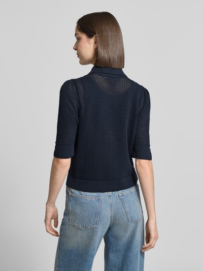 Frauenmodel trägt Strickjacke mit Polokragen und 1/2-Arm von Lanius aus Reine Baumwolle im Regular-Fit, Rückenlänge 47 cm, Ganzkörperansicht Rückansicht.