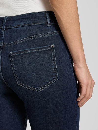 Vrouwenmodel draagt Slim Fit Jeans met Stretch-Anteil van Christian Berg Woman, donkerblauw, 5-pocket, detailopname heup.