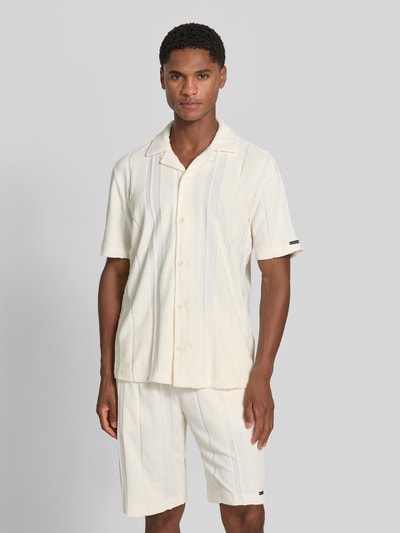 Männermodel trägt Regular Fit Freizeithemd in Frottee-Optik von Tom Tailor in Creme mit Ton-in-Ton-Streifen, Ganzkörperansicht von vorne, Herren Freizeithemd von Tom Tailor
