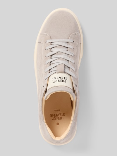 Produktfoto, Sneaker aus Leder mit Label-Detail Modell 'Travis' von Henry Stevens für Herren in hellem Echtleder, Abgerundete-Spitze, Schnürung, Absatzhöhe 3 cm, Schafthöhe 8 cm, Schaftweite 10 cm, helle glatte Texturen, Draufsicht.