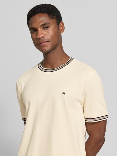 Mężczyznamodel nosi Regular Fit T-Shirt mit Logo-Stitching von Christian Berg Men z bawełny, okrągły dekolt, długość tyłu 71 cm, Nahaufnahme Oberkörper.