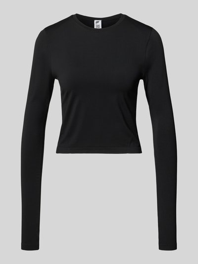 Produktfoto, schwarzes Slim Fit Longsleeve mit Rundhalsausschnitt Modell 'Feather' von Fabletics, elastischer Material-Mix, Cropped Fit