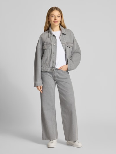 Frauenmodel trägt Wide Leg Jeans aus Lyocell-Baumwoll-Mix Modell 'ASTRAEAAS' von Armedangels in grauer Denim-Optik, Ganzkörperansicht von vorne.