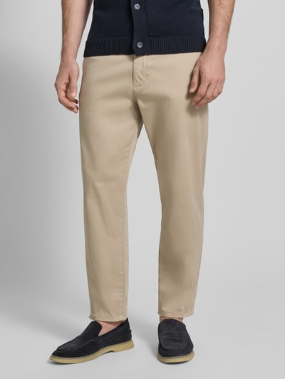 Männermodel trägt Chino mit Eingrifftaschen Modell 'PEPE' von Casual Friday in Beige, Regular-Fit, Nahaufnahme Oberkörper bis Fuß, Kontext: Knopf-Reißverschluss, Gesäßtaschen, Bundweite 44 cm, Innenbeinlänge 72 cm bei Größe 32/32.