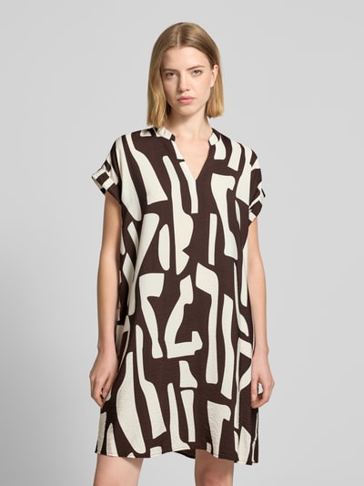 Frauenmodel trägt knielanges Kleid mit Tunikakragen Modell 'Wulana dune' von OPUS aus Viskose-Mix, Loose-Fit, abstraktes Muster, Nahaufnahme Oberkörper.