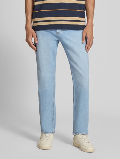 Männermodel trägt hellblaue Straight Fit Jeans aus Baumwoll-Mix Modell 'Jonah' von HUGO, Herren Straight Fit Jeans von HUGO Blue, Ganzkörperansicht von vorne.