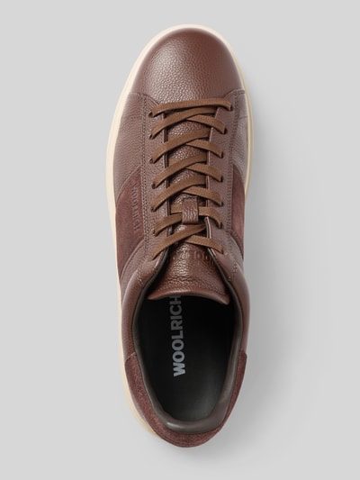 Produktfoto, Sneaker aus echtem Leder Modell 'Classic Court' von Woolrich in Braun mit Schnürverschluss, strukturierter heller Sohle, Markenlabel, abgerundete Form, Kontrastbesatz, Struktur der Oberfläche sichtbar, Herren Sneaker, Absatzhöhe 4 cm, Schafthöhe 8 cm, Schaftweite 9 cm.