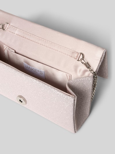 Produktfoto, Clutch mit Allover-Glitzerbesatz von Jake*s Cocktail in hellem Rosa, silberfarbener Kettenriemen, Magnetverschluss, strukturiertes Glitzer-Finish, Sicht auf Innenfach und Label, Maße: 20x11x4 cm, Schulterriemen 113 cm.
