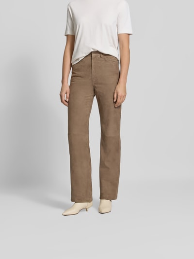 Frauenmodel trägt Stoffhose aus echtem Ziegenvelours von ROTATE, gerade Passform, 5-Pocket-Design, Frontansicht, Nahaufnahme Unterkörper.