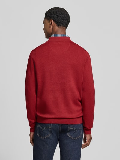 Männermodel trägt Strickpullover mit Polokragen und Knopfleiste von Fynch-Hatton in Rot aus reiner Baumwolle, Ganzkörperansicht Rückansicht.
