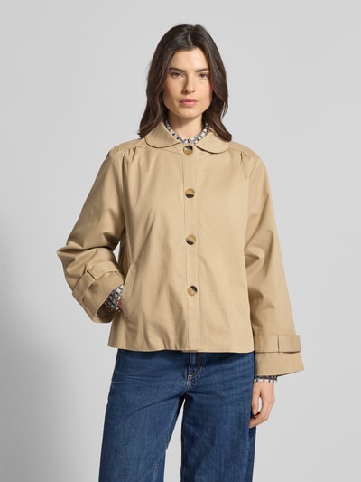 Frauenmodel trägt Relaxed Fit Jacke mit Umlegekragen Modell 'Viola' von Lollys Laundry in Beige, Eingrifftaschen, Knopfleiste, Ganzkörperansicht von vorne, Rückenlänge 62 cm, Schulterbreite 38 cm, Brustweite 49 cm, Ärmellänge 60 cm bei Größe S.