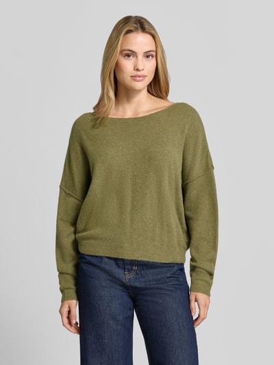 Frauenmodel trägt Relaxed Fit Strickpullover aus Material-Mix mit Leinen-Anteil von American Vintage, olivgrün, gerippte Abschlüsse, Überschnittene Schultern, Rundhalsausschnitt, langärmlig, Damen Strickpullover, Ganzkörperansicht von vorne.