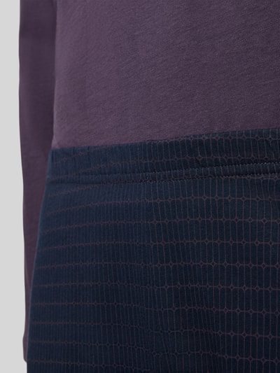 Produktfoto, Relaxed Fit Pyjama-Set aus reiner Baumwolle von SCHIESSER, zestaw piżama z bawełny, krój relaxed fit, Dekolt w serek, długi rękaw, Brustasza, granatowe wzory i fiolet, wyraźna struktura materiału