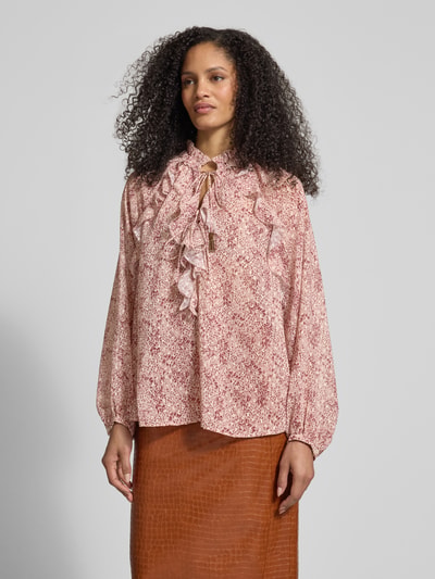 Frauenmodel trägt Regular Fit Bluse mit Rüschen und Schnürung von Jake*s Collection, Allover-Look, Stehkragen; Nahaufnahme Oberkörper.