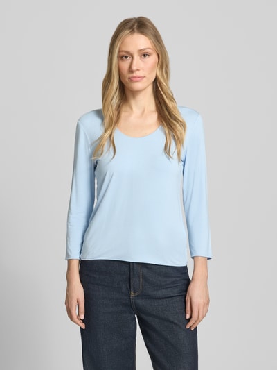 Modelka kobieca nosi Longsleeve mit 3/4-Arm Modell 'Kirosa Fine' od Someday, jasnoniebieski, krój regular fit, mieszanka wiskozy i elastanu, okrągły dekolt, długość tyłu w rozmiarze 36: 54 cm, widok całej sylwetki z przodu.