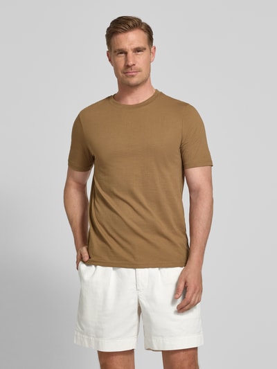 Männermodel trägt Regular Fit T-Shirt mit Rundhalsausschnitt von MCNEAL in Braun aus reiner Baumwolle, glatte Oberfläche, Ganzkörperansicht von vorne.