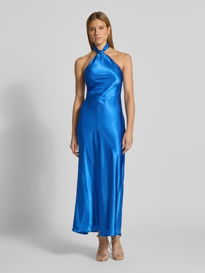 Vrouwenmodel draagt avondjurk van satijn in felblauw, nauwsluitend model, maxi-jurk model 'Yvette' van Forever New, halter met haakjessluiting, rugdecolleté, naadritssluiting, ruglengte maat 36: 164 cm, borstwijdte: 39 cm, geheel lichaamsaanzicht van voren
