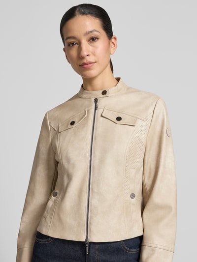 Kobiece modelka nosi Slim Fit Jacke in Leder-Optik od Amber & June, kolor beżowy, stójka, kieszenie na piersi, wpuszczane kieszenie, zamek błyskawiczny dwustronny, imitacja skóry, krój slim fit, szerokość ramion w rozmiarze 36: 41 cm, szerokość klatki piersiowej w rozmiarze 36: 48 cm, długość tyłu w rozmiarze 36: 53 cm, długość rękawów w rozmiarze 36: 65 cm, zbliżenie na górną część ciała z przodu.