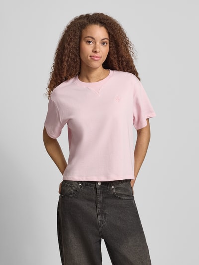 Frauenmodel trägt Kurzärmeliges Sweatshirt mit Stickerei von REVIEW in zartem Rosa, Relaxed Fit, Baumwoll-Mix, 1/2-Arm, Ganzkörperansicht von vorne.