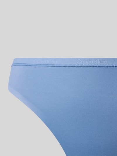 Produktfoto, String mit elastischem Bund von Calvin Klein Underwear, niebieski kolor, materiał z domieszką stretchu, dopasowany krój, detale z logo