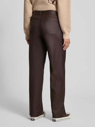 Vrouwenmodel draagt Wide Fit Hose aus Viskose-Mix Modell 'ZOE CAMILLA' van JJXX in donkerbruin met steekzakken, stretch, detailopname, context: damesbroek viscosemix maat S/32 bundwijdte 38 cm binnenbeenlengte 80 cm. Ganzkörperansicht Rückansicht.