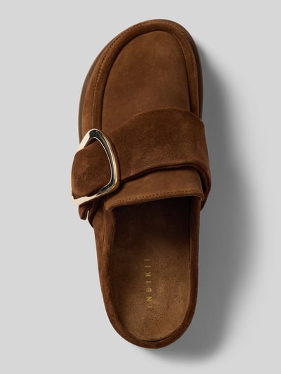 Produktfoto, Mules aus echtem Leder mit Logo-Detail von INUIKII w kolorze brązowym, zaokrąglony krój, ozdobna sprzączka, otwarta pięta, gładka podeszwa, wysokość obcasa 1 cm w rozmiarze 40