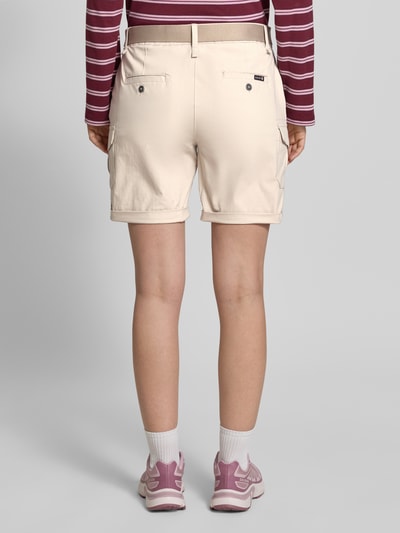 Frauenmodel trägt Shorts mit Hydrocool Effekt und Gürtel von G.I.G.A. DX in Beige mit Pattentaschen, Regular-Fit, Ganzkörperansicht Rückansicht. Bundweite bei Größe 36: 40 cm, Innenbeinlänge bei Größe 36: 40 cm.