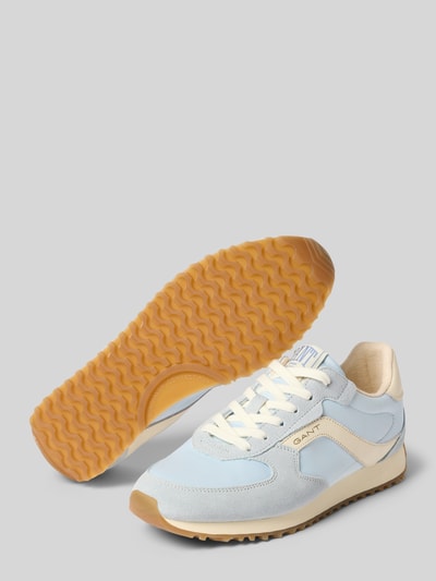 Productfoto, Sneaker uit echt leer met logo-detail model 'Beja' van Gant in lichtblauw en beige, afgeronde pasvorm, profielzool, vetersluiting, hakhoogte 2 cm, schachthoogte 8 cm, schachtwijdte 9 cm, gestructureerde materialen